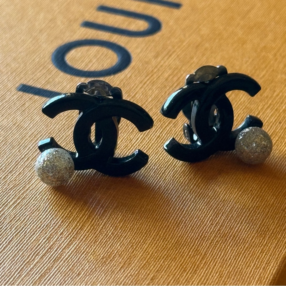 ❤️ Authentic Chanel Black Resin Lacquer & Silver Glitter Pearl Clip On Earrings
